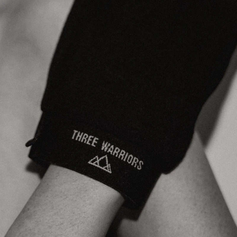 THREE WARRIORS Šveičiamoji kūno pirštinė „Exfoliating Glove”, 1vnt THREE WARRIORS Šveičiamoji kūno pirštinė „Exfoliating Glove”, 1vnt