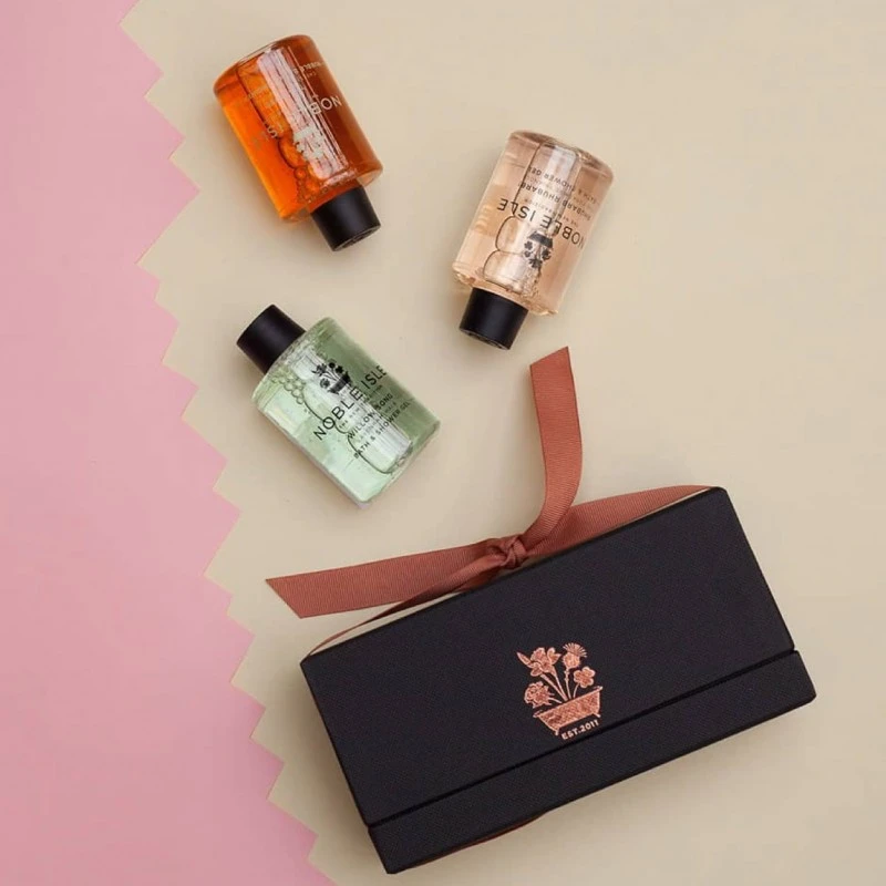 NOBLE ISLE Vonios ir dušo TRIO rinkinys „Fresh & Clean” NOBLE ISLE Vonios ir dušo TRIO rinkinys „Fresh & Clean”