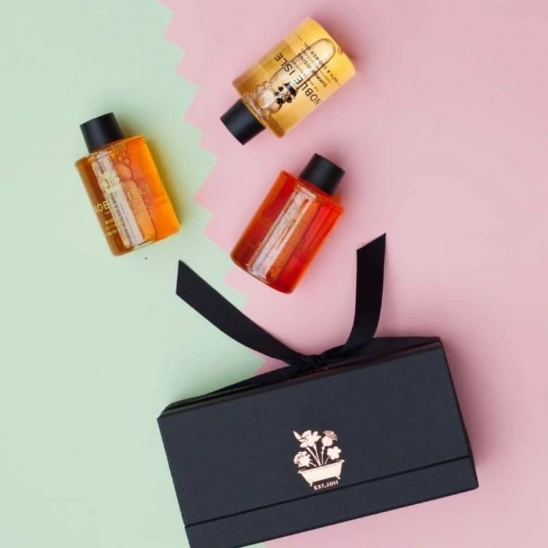 NOBLE ISLE Vonios ir dušo TRIO rinkinys „Warm & Spicy” NOBLE ISLE Vonios ir dušo TRIO rinkinys „Warm & Spicy”